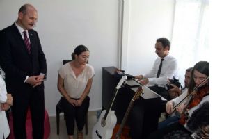 ARKADAŞLARI AYB&Uuml;KE &Ouml;ĞRETMENİ &lsquo;MAĞUSA LİMANI&rsquo; İLE ANDI