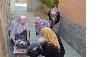KADINLAR, RE&Ccedil;EL YAPMAYI &Ouml;ĞRENİYOR