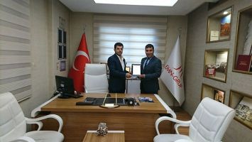 İŞ ADAMI &Ccedil;ELİK&rsquo;E ANLAMLI PLAKET