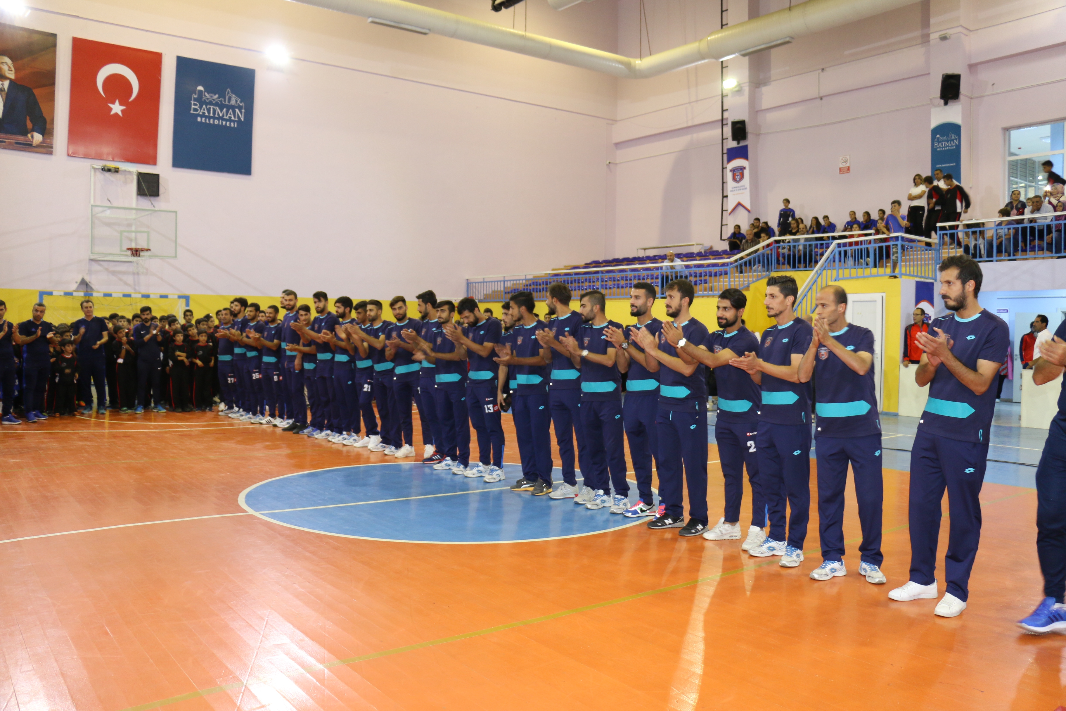 Bin 300 sporcuya malzeme dağıtıldı
