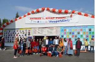 M&Uuml;LTECİLER, KİTAP FUARINI GEZDİ
