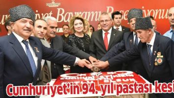 CUMHURİYET&rsquo;İN 94. YIL PASTASI KESİLDİ