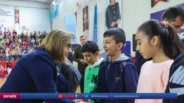 3 bin 500 &ouml;ğrenciye spor malzemesi dağıtıldı
