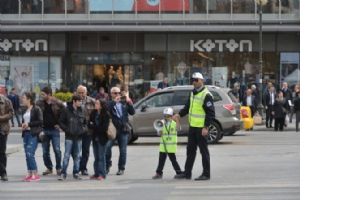 33 &Ccedil;OCUK, TRAFİK DEDEKTİFİ OLDU