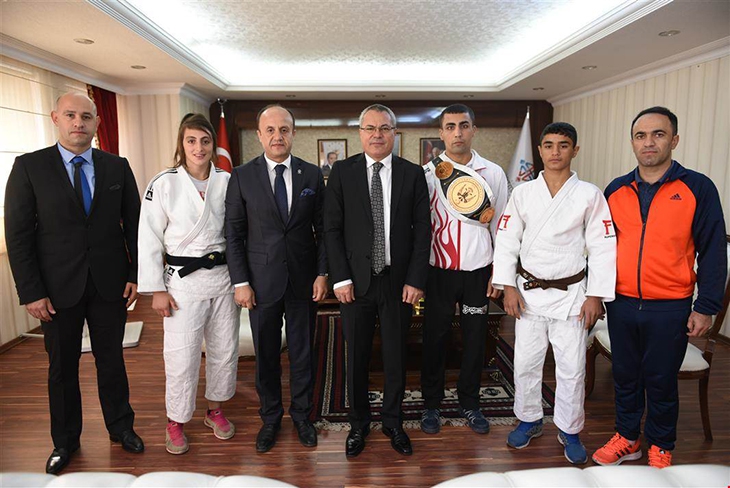 VALİ, MİLLİ SPORCULARI AĞIRLADI
