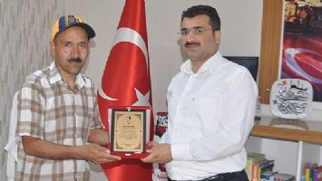 AFGANLILAR&rsquo;DAN EKİNCİ&rsquo;YE ANLAMLI PLAKET