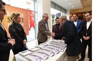 ANLAMLI STANT&hellip; &ldquo;KADINA ŞİDDET İNSANLIĞA İHANETTİR&rdquo;