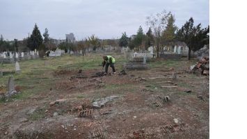 Mezar taşları yenileniyor