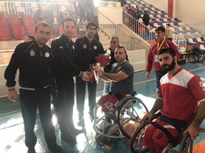 Hakemden sporcuya &ccedil;i&ccedil;ek&hellip;