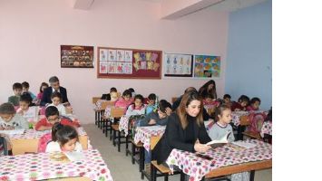 Toprak, minik &ouml;ğrencilerle kitap okudu