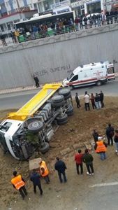 Kum y&uuml;kl&uuml; kamyon devrildi&hellip;