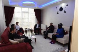 VALİ VE EŞİ, EVLERE MİSAFİR OLDU