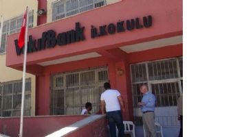 &Ouml;ĞRETMENLER SALDIRILARA TEPKİ G&Ouml;STERDİ