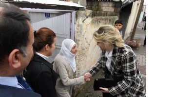VALİ&rsquo;NİN EŞİ, TANDIRIN BAŞINA GE&Ccedil;Tİ