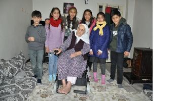 120&rsquo;LİK NİNEYE TEKERLEKLİ SANDALYE JESTİ
