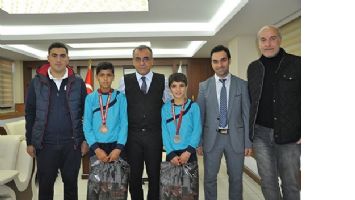 Başarılı sporcular &ouml;d&uuml;llendirildi