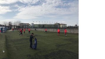 Eski halılarla saha yapıldı