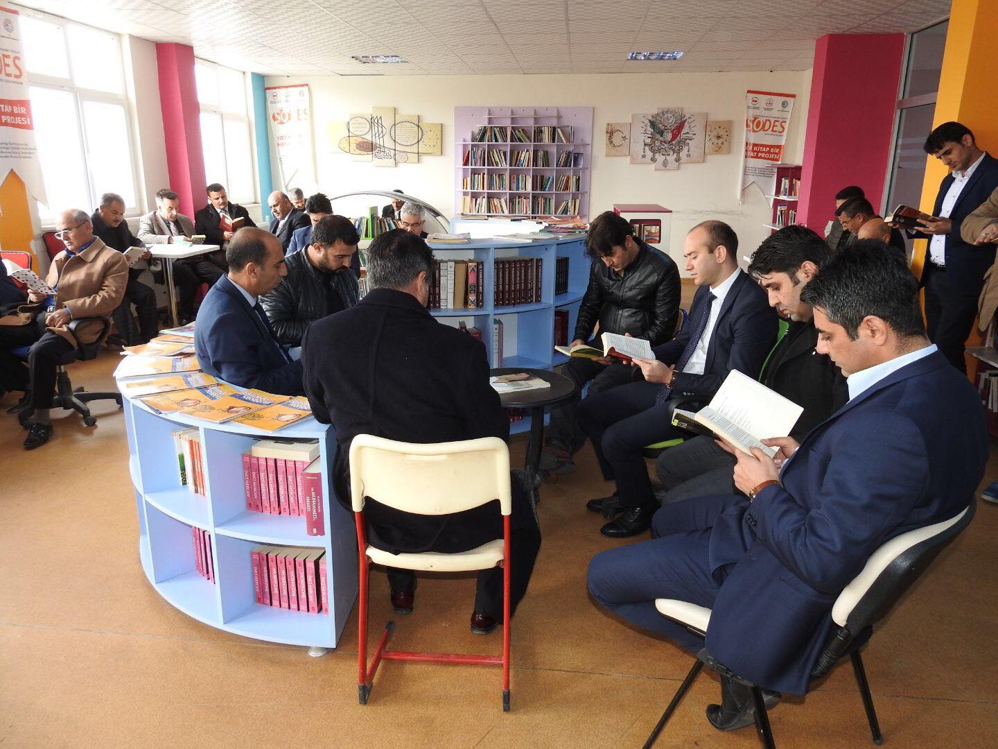 Kaymakam, muhtarlarla birlikte kitap okudu&hellip;