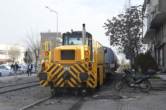 Y&Uuml;K TRENİ ARIZALANDI, TRAFİK KİLİTLENDİ