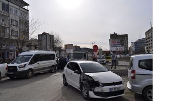 OTOMOBİL MİNİB&Uuml;S İLE &Ccedil;ARPIŞTI!