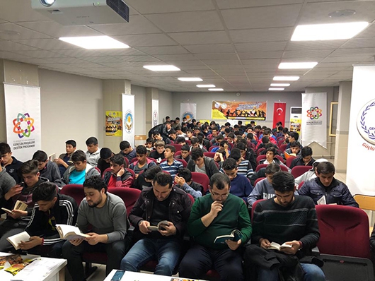 PANSİYONDA KİTAP OKUDULAR
