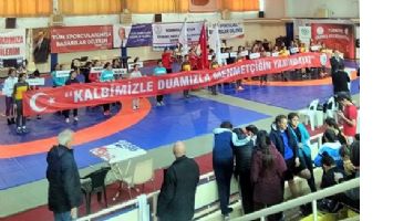 KIZLAR, 1.&rsquo;LİKLE D&Ouml;ND&Uuml;