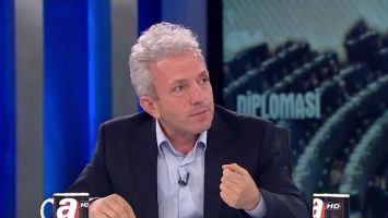 Ertuğrul &Ouml;zk&ouml;k'ten &Ouml;ğretim &uuml;yesine cevap; &ldquo;Abd&uuml;lhamit Han Instagram&rsquo;ı icat etti&rdquo;