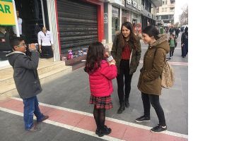 MİNİKLER, SOKAK R&Ouml;PORTAJINA &Ccedil;IKTI