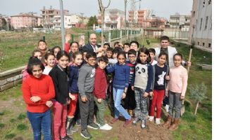&Ouml;ĞRENCİLER AĞA&Ccedil; DİKTİ