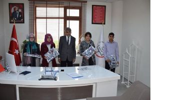 O &Ouml;ĞRENCİLER &Ouml;D&Uuml;LLENDİRİLDİ