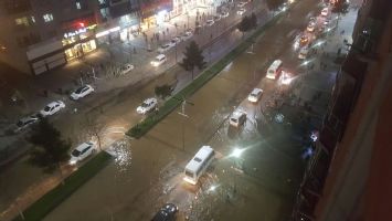BULVAR SU ALTINDA KALDI...