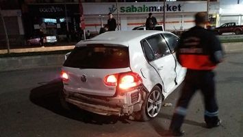 İKİ OTOMOBİL &Ccedil;ARPIŞTI: 2 YARALI