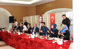 VALİ, AİLELERLE YEMEKTE BULUŞTU