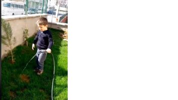 G&Uuml;LŞEN KREŞ&rsquo;İN MİNİKLERİ BAH&Ccedil;E SULUYOR