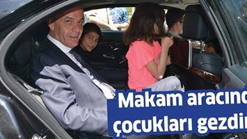 MAKAM ARACINDA &Ccedil;OCUKLARI GEZDİRDİ