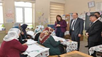 OKURYAZARLIK KURSLARINA &Ccedil;ETİN ZİYARET