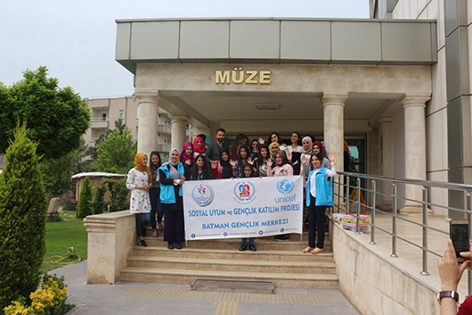 SURİYELİ GEN&Ccedil;LER, M&Uuml;ZEYİ GEZDİ