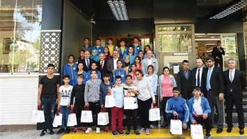 BAŞARILI &Ouml;ĞRENCİLERE &Ouml;D&Uuml;L YAĞDI
