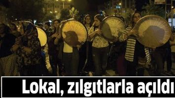 LOKAL, ZILGITLARLA A&Ccedil;ILDI