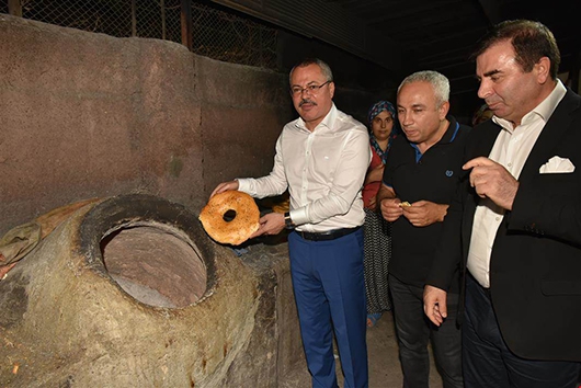 VALİ&rsquo;NİN TANDIR EKMEĞİNE İLGİSİ