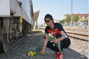 Tren raylarına çiçek bıraktı