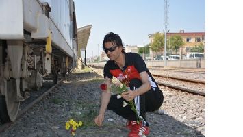 Tren raylarına &ccedil;i&ccedil;ek bıraktı