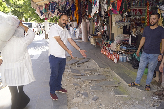 15 g&uuml;nd&uuml;r kapatılamayan &ccedil;ukur&hellip;&ldquo;Esnaf mağdur&rdquo;