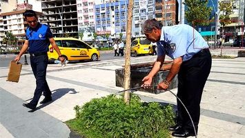 ZABITA, KURUYAN &Ccedil;İ&Ccedil;EKLERİ SULADI
