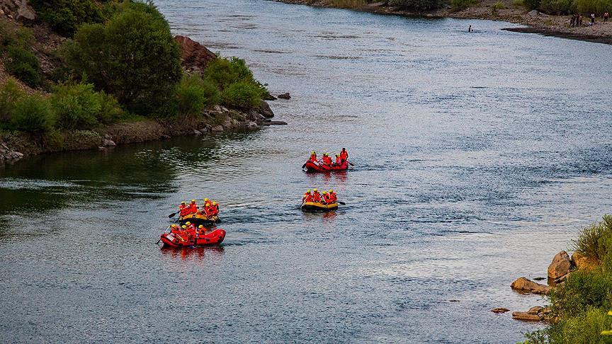 Tarihi il&ccedil;ede rafting heyecanı
