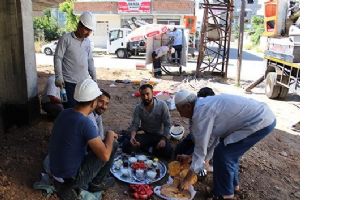 MAHALLELİDEN KAHVALTI İKRAMI