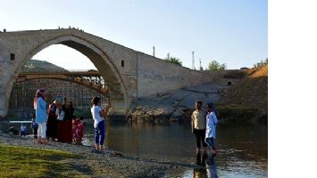 MALABADİ K&Ouml;PR&Uuml;S&Uuml;, YILLARA MEYDAN OKUYOR