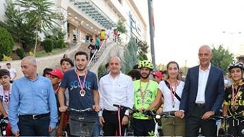 PEDALLAR, KARDEŞLİK İ&Ccedil;İN D&Ouml;ND&Uuml;