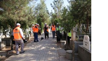 11 MEZARLIKTA TEMİZLİK SEFERBERLİĞİ