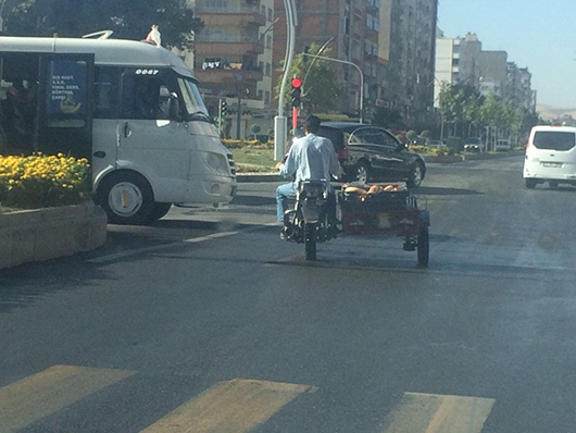 EKMEKLER, &Uuml;&Ccedil; TEKERLEKLİ İLE TAŞINDI